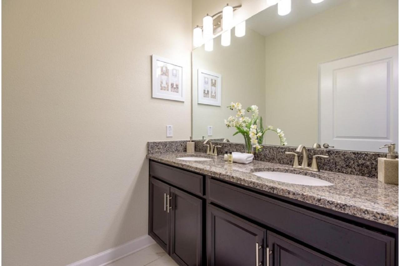 Four-Bedroom Townhome Davenport Bagian luar foto
